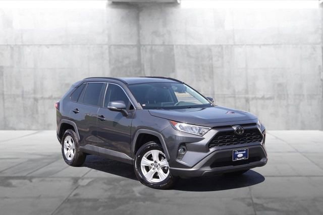 Used 2021 Toyota RAV4 XLE w/ Convenience Package FWD image 2