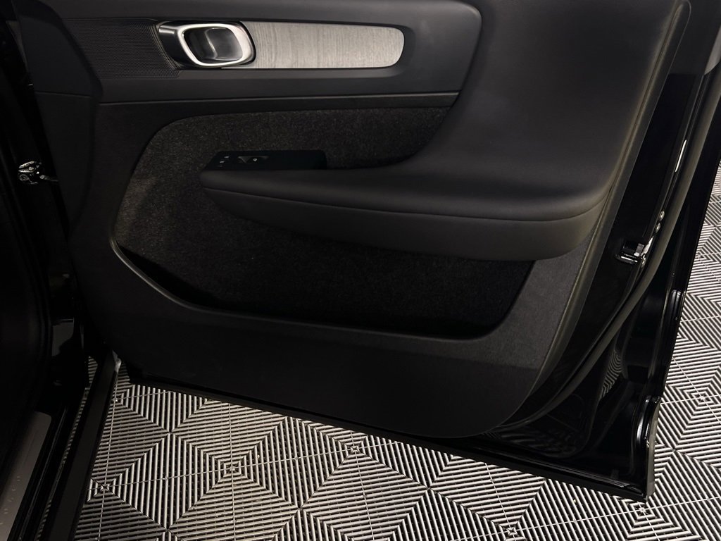 Used 2025 Volvo XC40 B5 Plus image 64