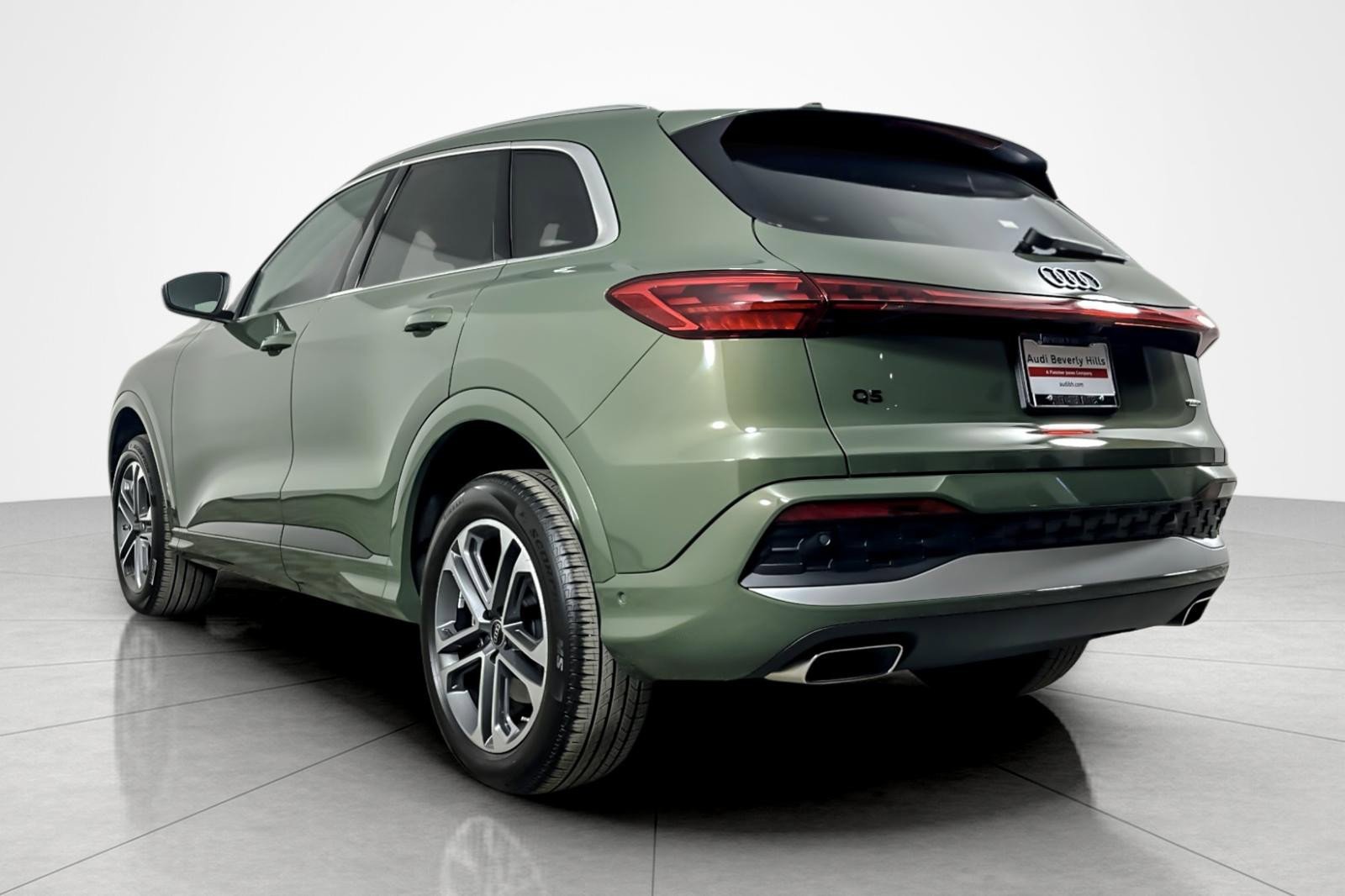 Used 2025 Audi Q5 Premium w/ 19" Wheel Package image 3