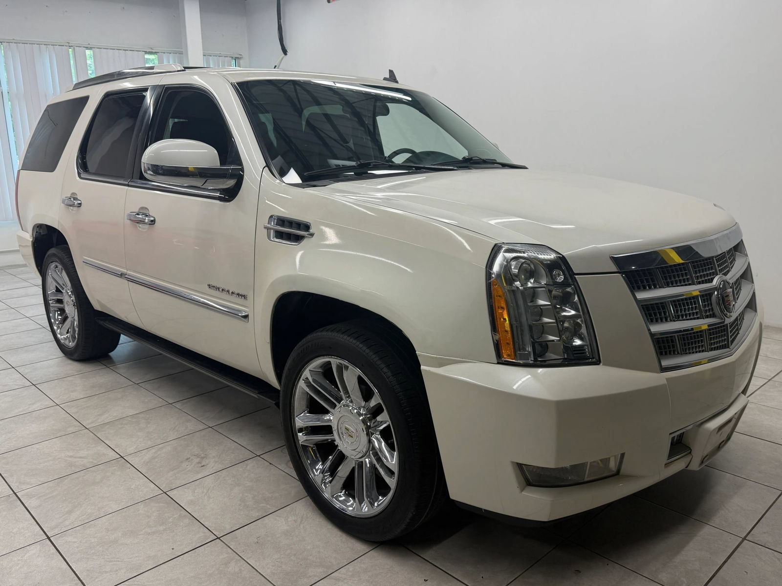 Used 2011 Cadillac Escalade Platinum AWD/4WD image 1