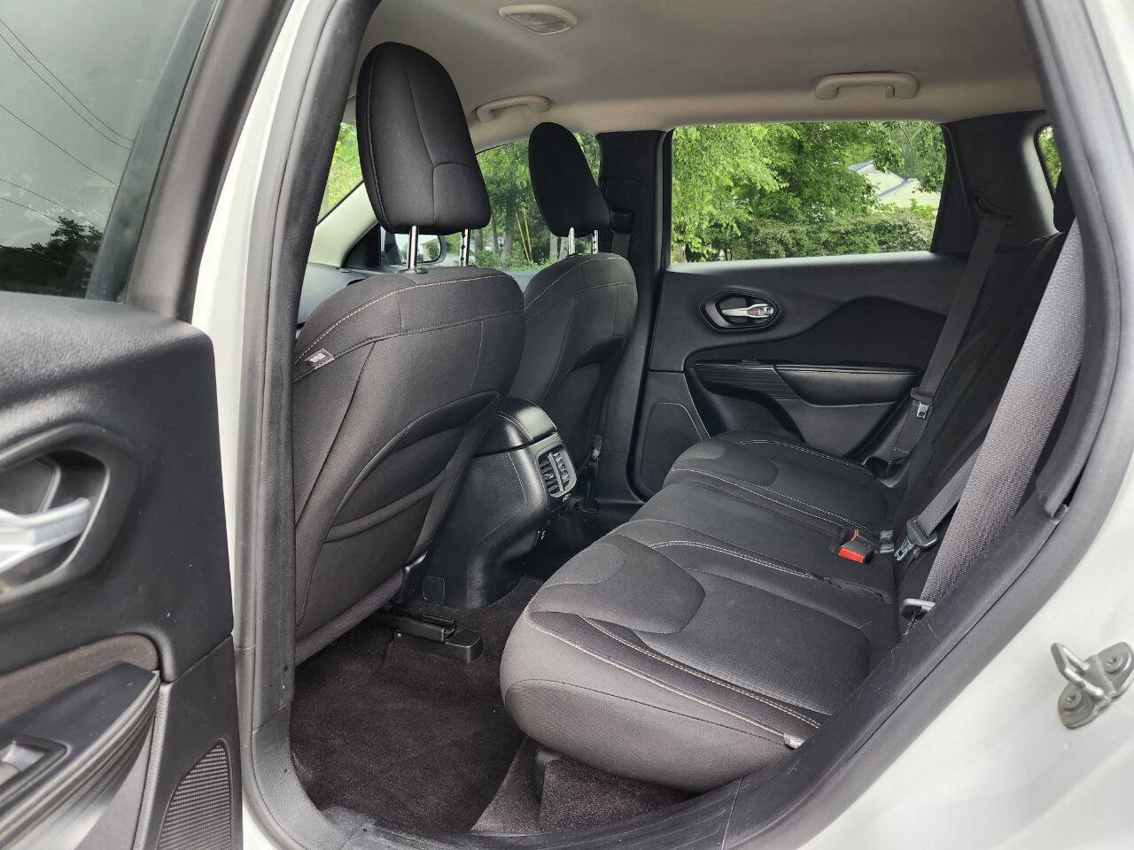 Used 2016 Jeep Cherokee Latitude AWD/4WD image 6