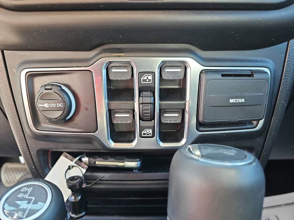 Used 2022 Jeep Wrangler Unlimited Sahara AWD/4WD image 32