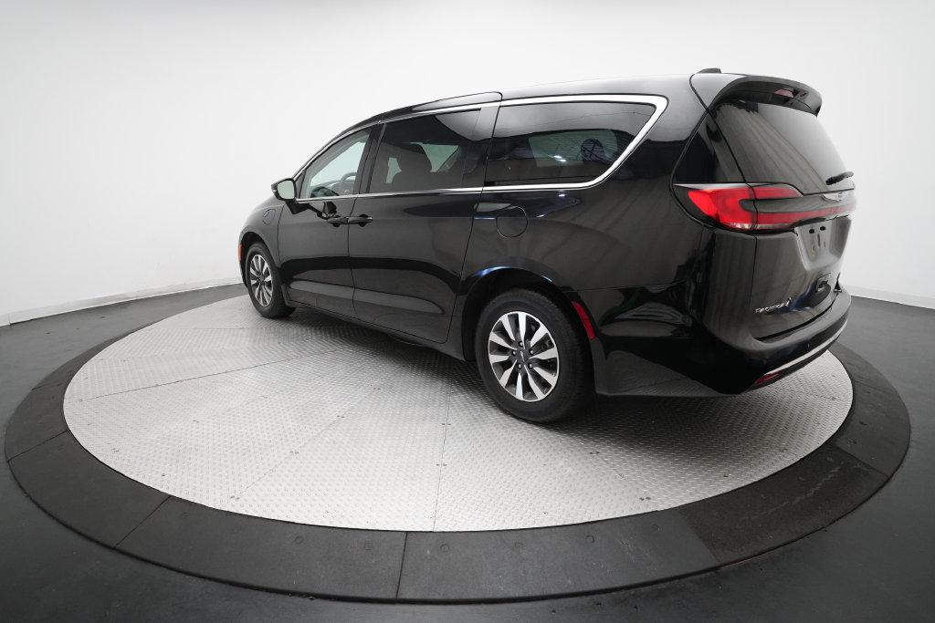 Used 2024 Chrysler Pacifica Limited FWD image 32
