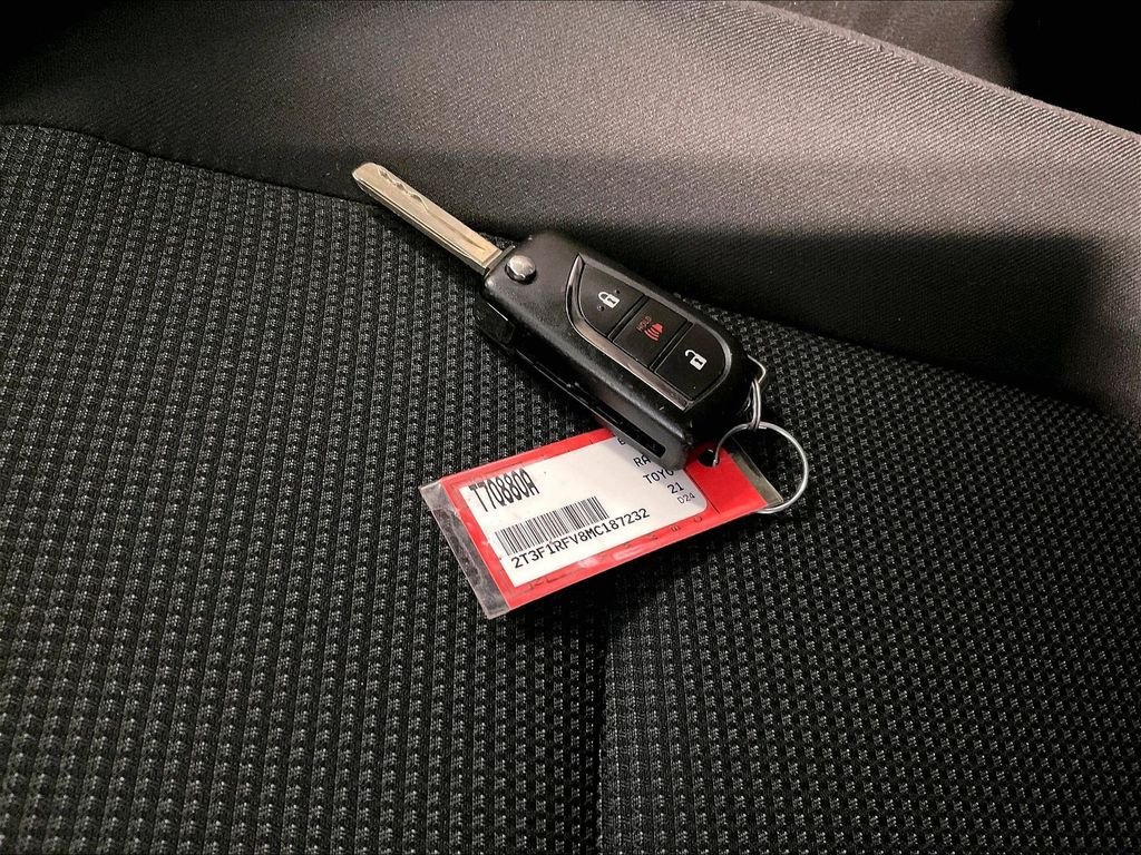 Certified 2021 Toyota RAV4 LE AWD/4WD image 30