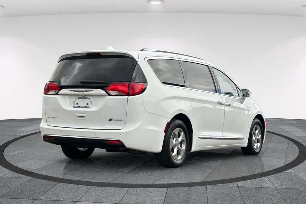 Used 2020 Chrysler Pacifica Touring-L w/ Premium Audio Group FWD image 5