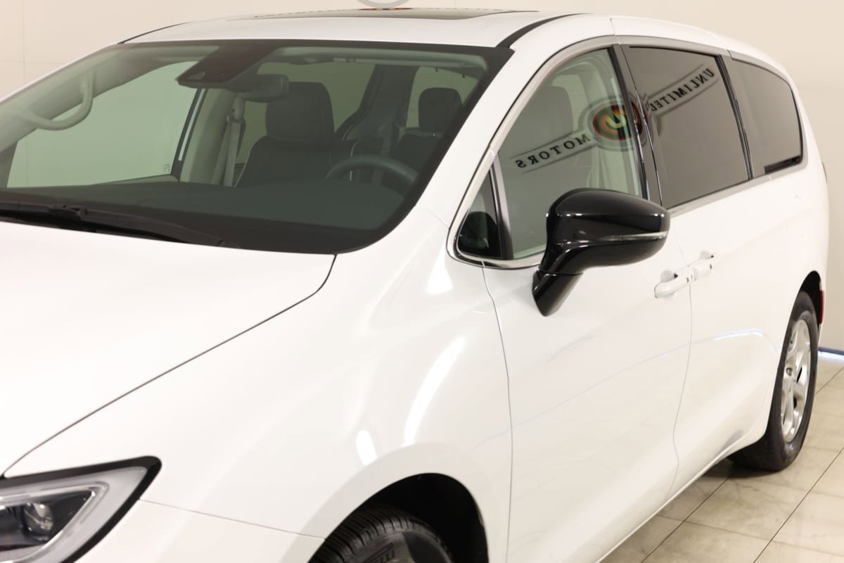 Used 2024 Chrysler Pacifica Limited FWD image 49