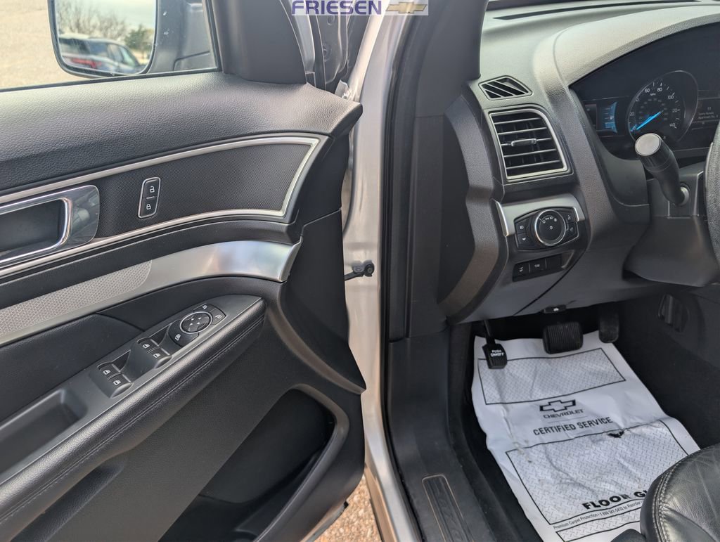 Used 2017 Ford Explorer XLT w/ Equipment Group 202A image 11
