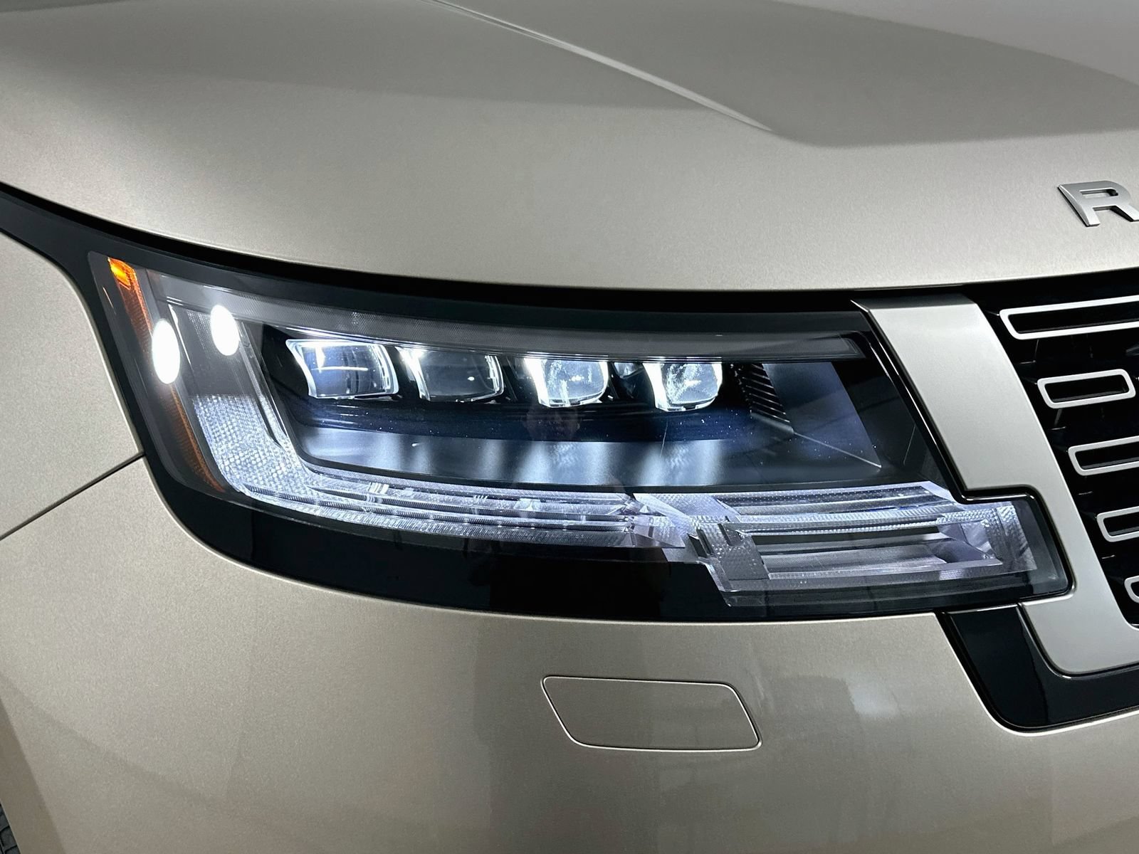 New 2026 Land Rover Range Rover Long Wheelbase SE AWD/4WD image 9