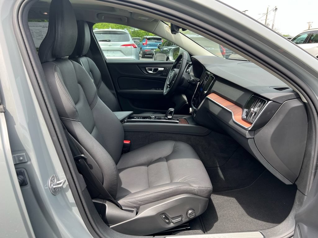 Certified 2025 Volvo V60 B5 Cross Country Plus AWD/4WD image 29