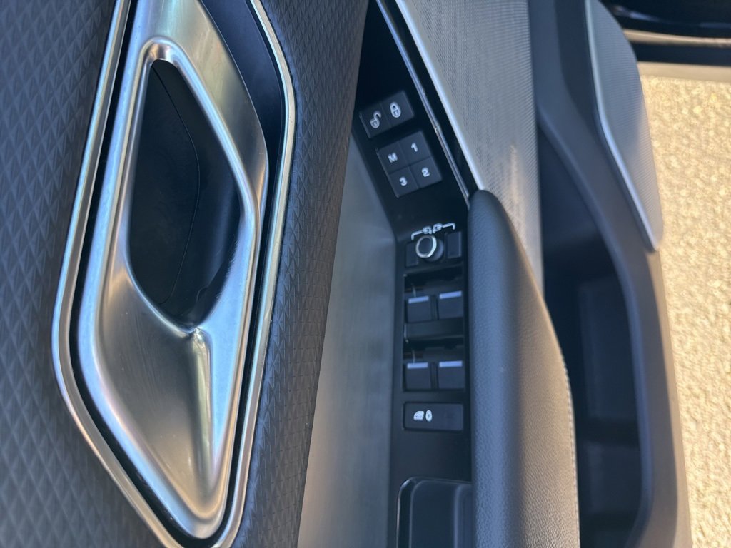 Used 2019 Land Rover Range Rover Velar R-Dynamic SE image 17