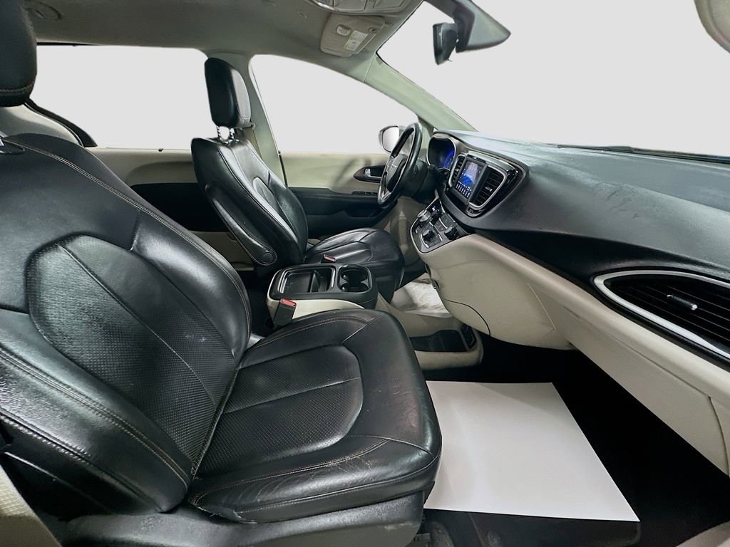 Used 2018 Chrysler Pacifica Touring-L image 27