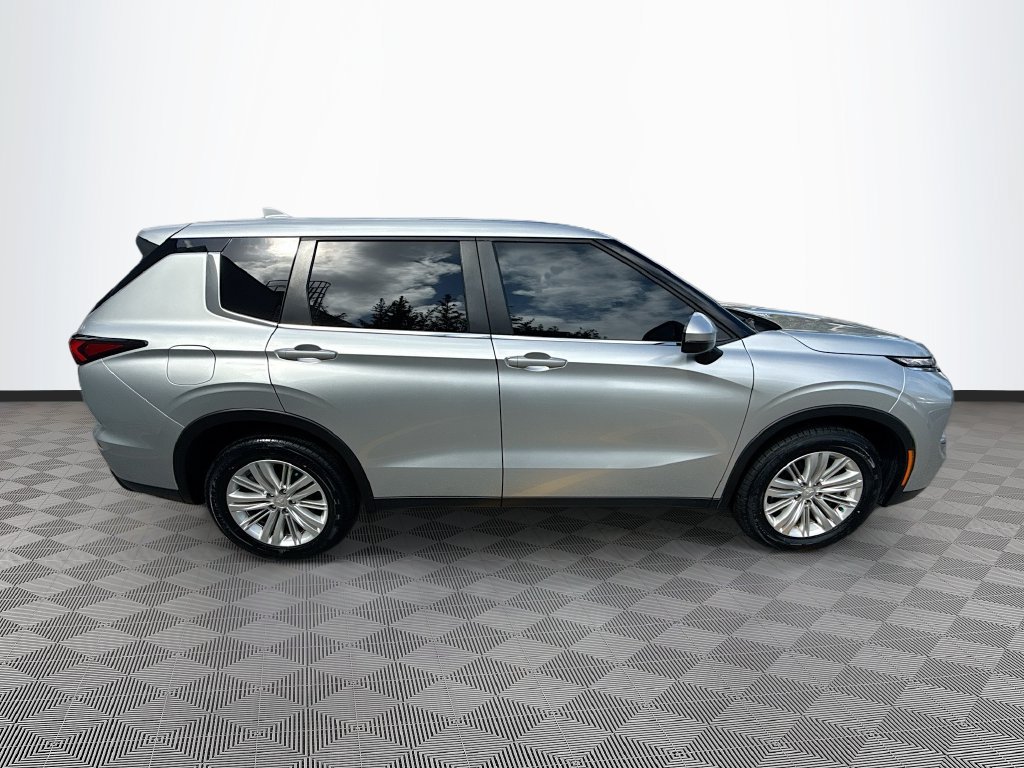 Used 2024 Mitsubishi Outlander ES FWD image 9