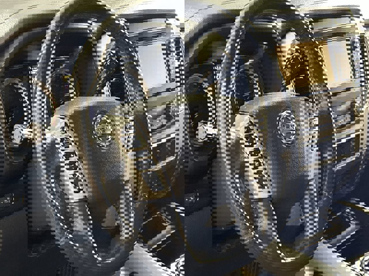 Used 2016 Nissan Titan SV image 13