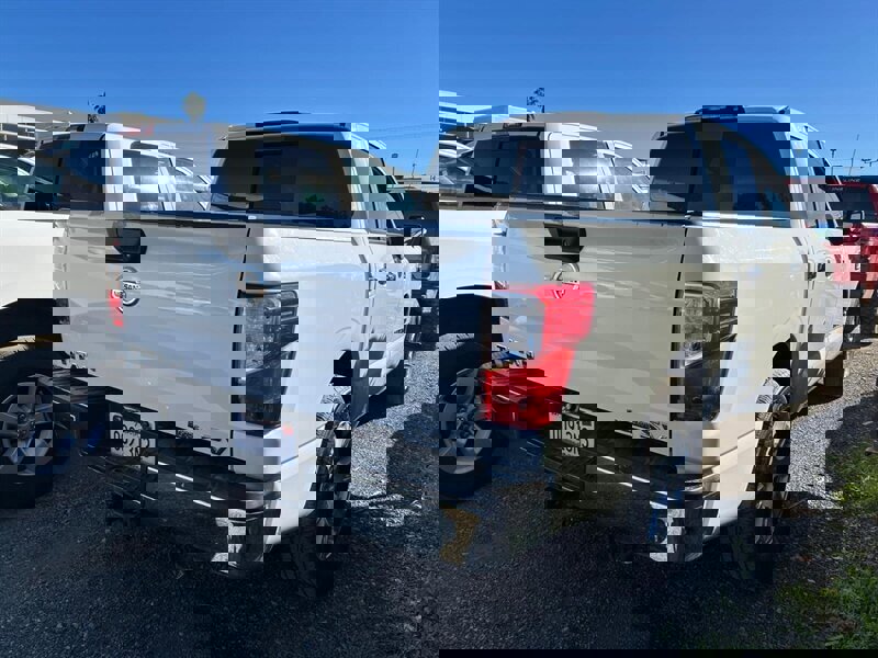 Used 2017 Nissan Titan SV RWD image 27