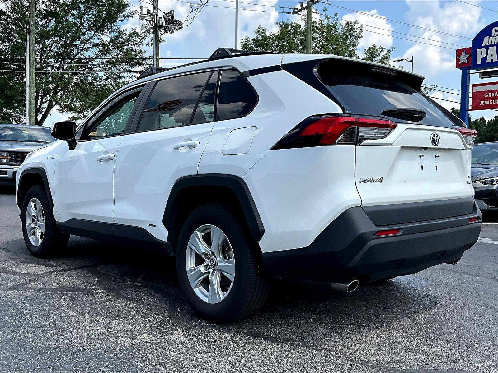 Used 2019 Toyota RAV4 XLE w/ Convenience Package AWD/4WD image 4