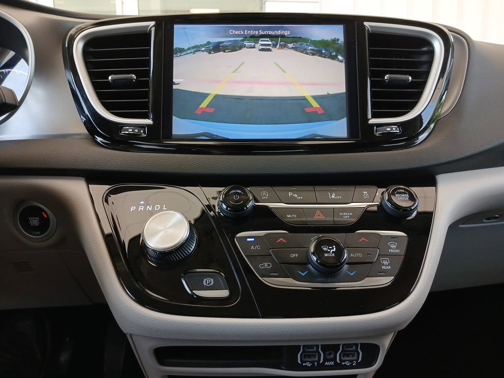 Used 2024 Chrysler Pacifica Touring-L FWD image 15