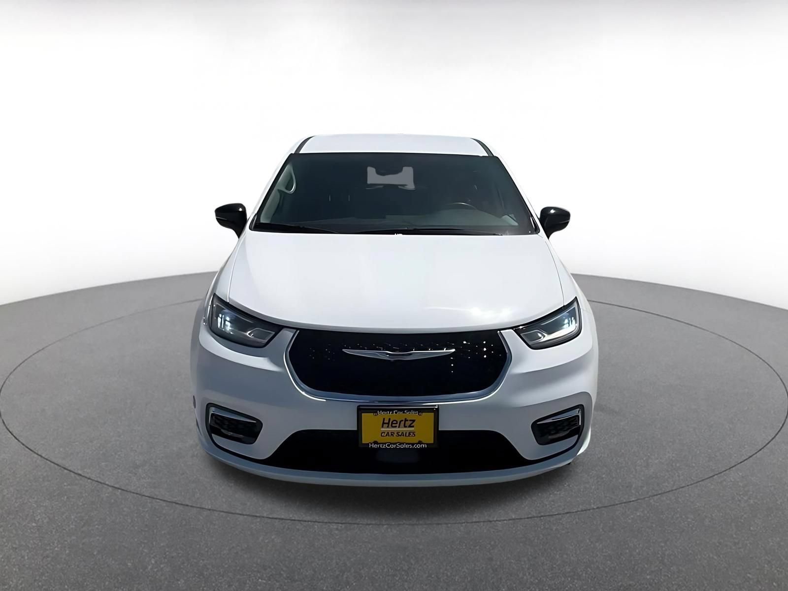 Used 2024 Chrysler Pacifica Touring-L FWD image 3