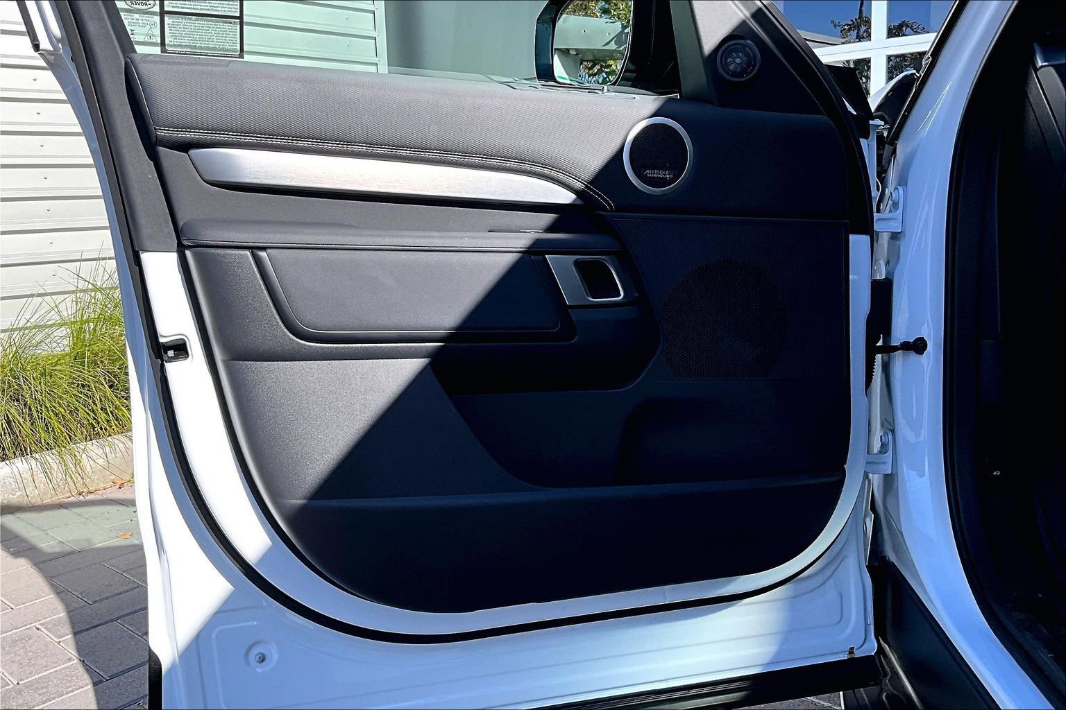 Used 2025 Land Rover Discovery Dynamic SE image 21