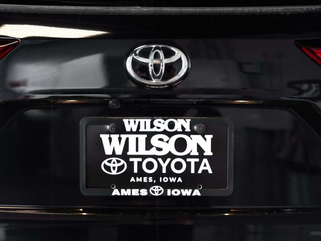 Used 2022 Toyota Highlander XLE AWD/4WD image 6