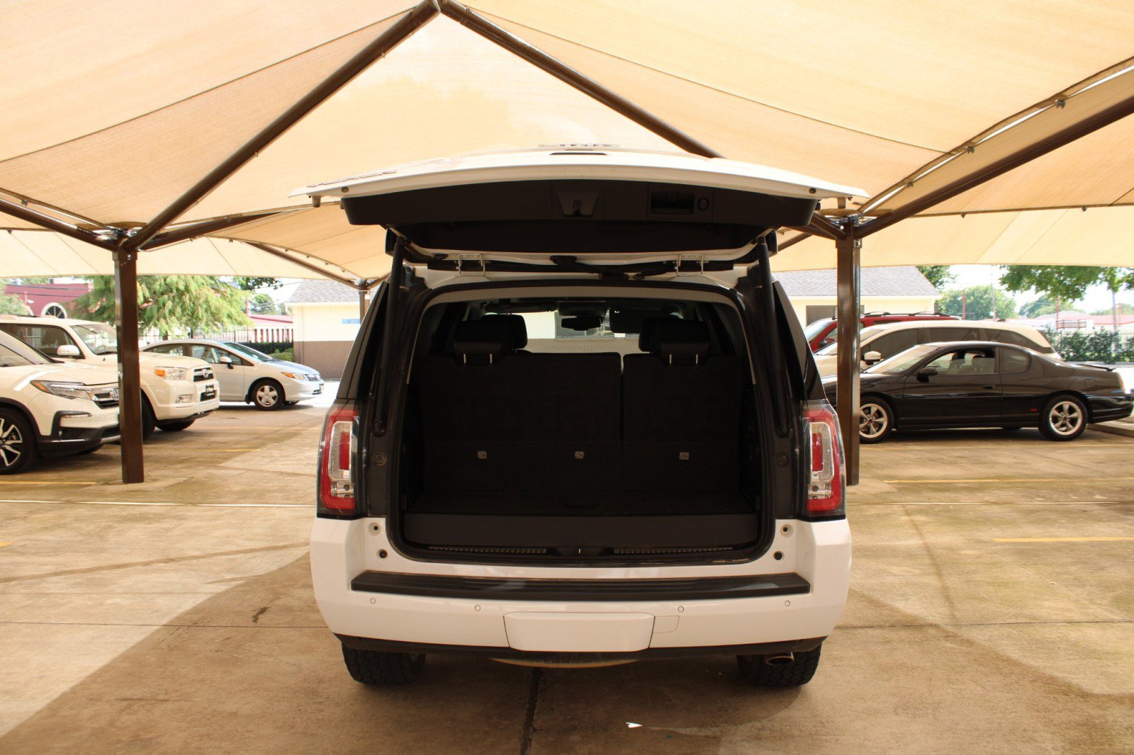 Used 2018 GMC Yukon SLT w/ Premium Edition image 11