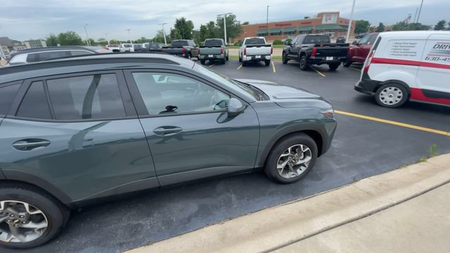 Used 2025 Chevrolet Trax LT FWD image 3