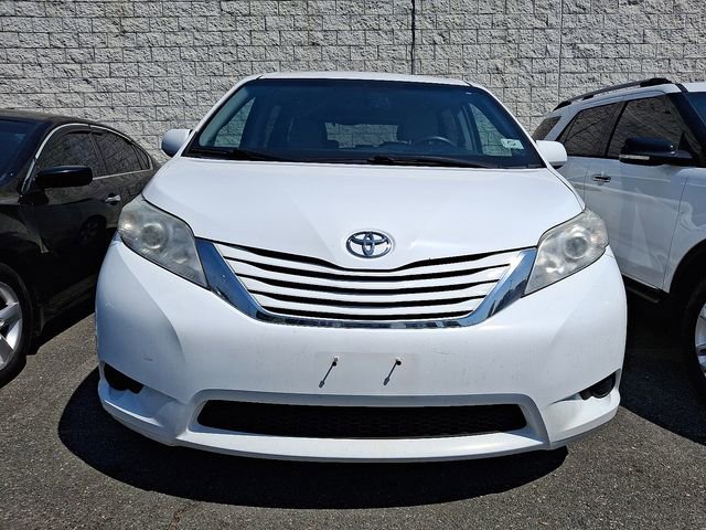 Used 2017 Toyota Sienna LE FWD image 2
