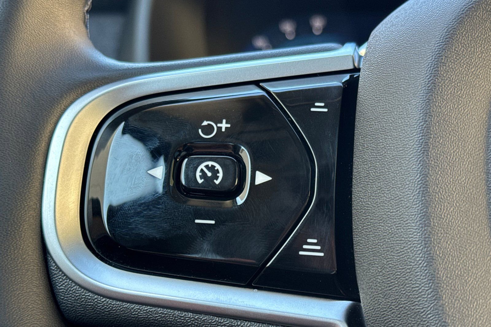 Used 2025 Volvo XC90 B6 Core w/ Protection Package Premier image 27