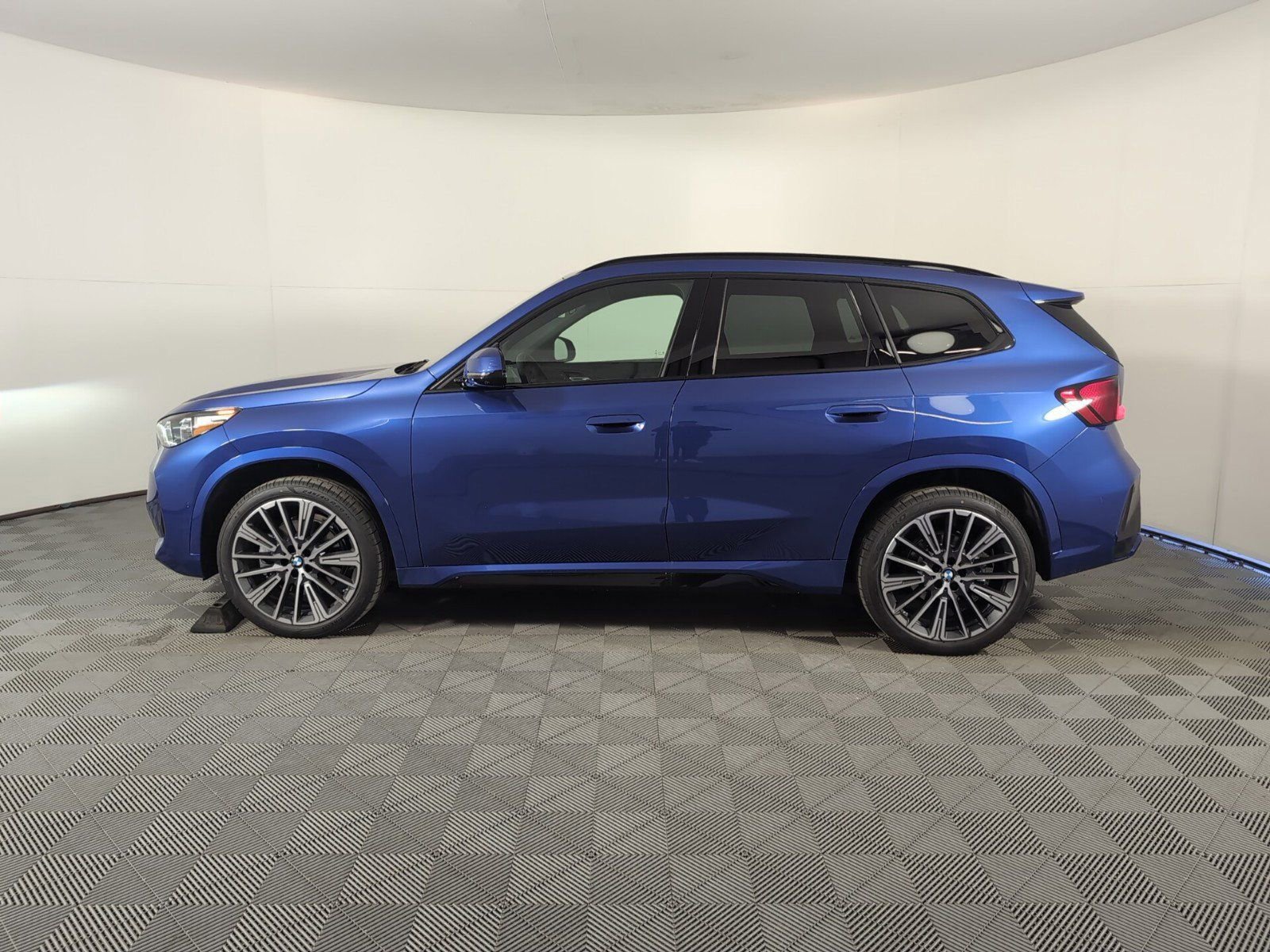 Used 2025 BMW X1 xDrive28i w/ Technology Package image 2