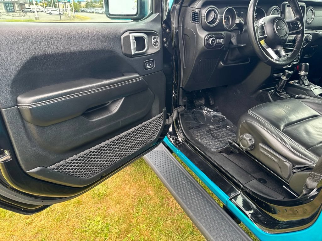 Used 2018 Jeep Wrangler Unlimited Sahara w/ Cold Weather Group AWD/4WD image 28