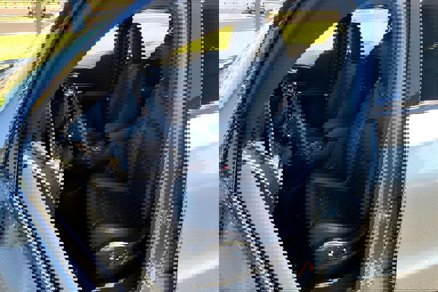 Used 2025 Cadillac XT4 Sport w/ LPO, Onyx Lite Package FWD image 8