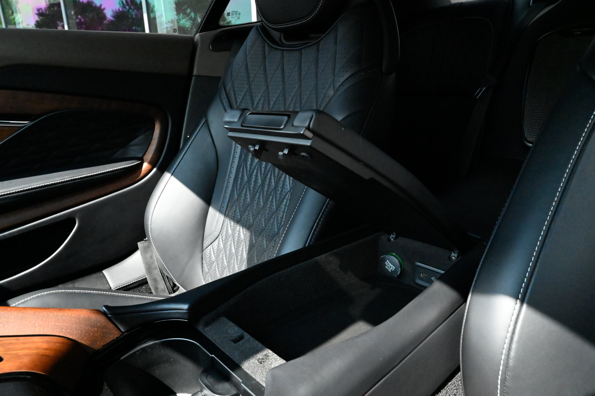 Used 2024 Aston Martin DB12 Coupe RWD image 23