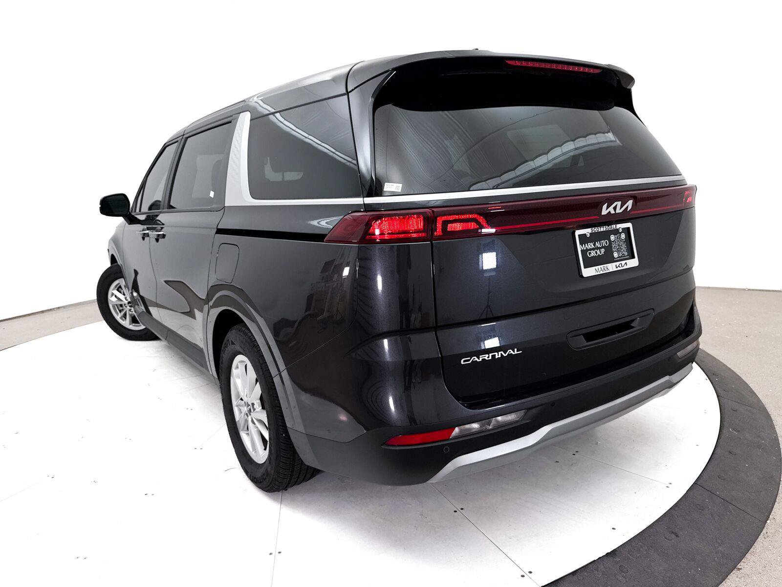 Used 2024 Kia Carnival LX FWD image 7