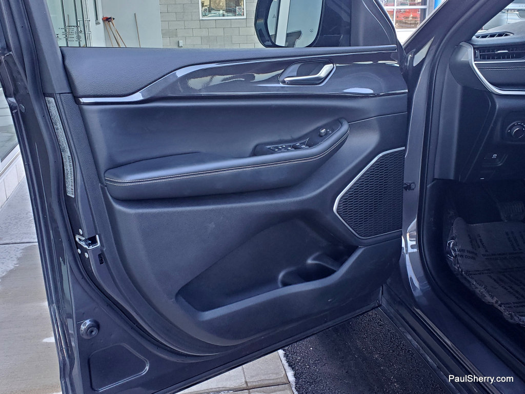 Used 2022 Jeep Grand Cherokee Altitude AWD/4WD image 19