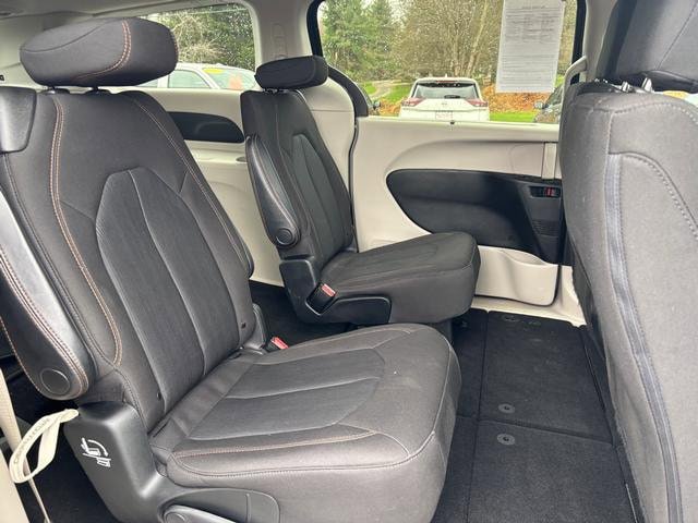 Used 2020 Chrysler Pacifica Touring w/ Advanced Safetytec Group image 12