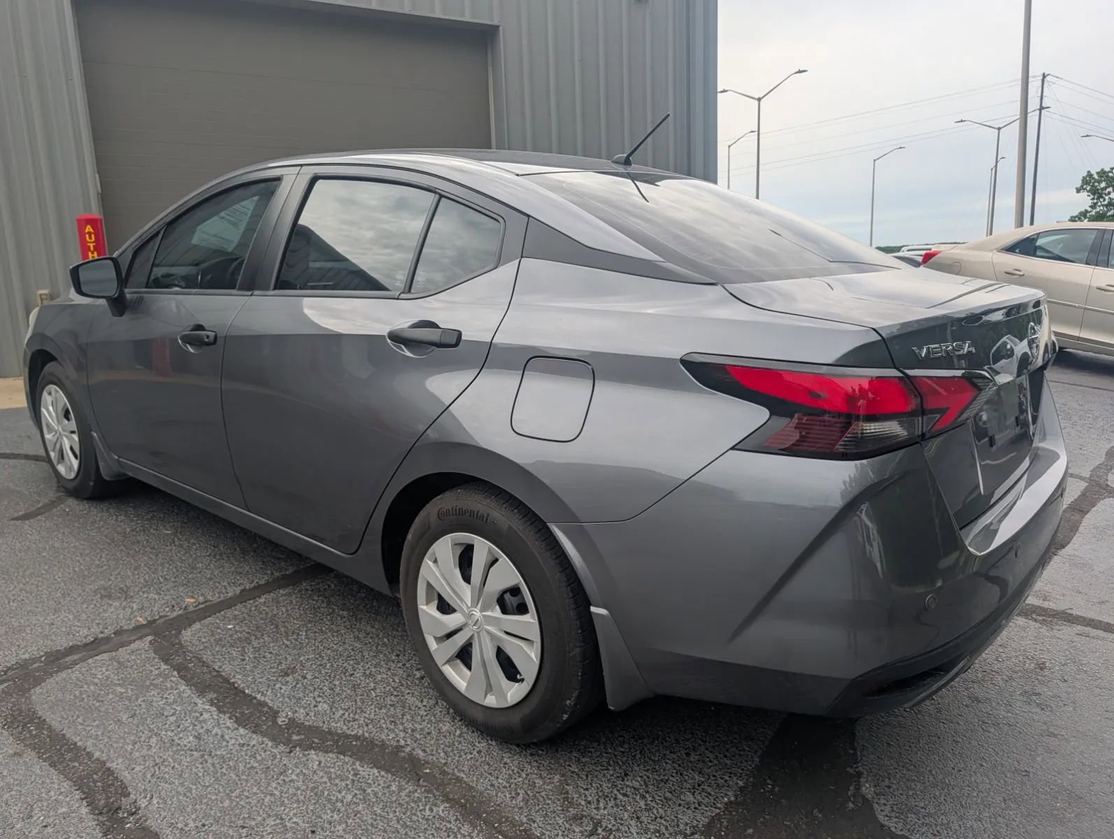 Used 2022 Nissan Versa S FWD image 2
