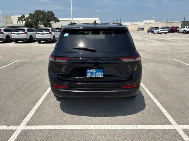 Used 2023 Jeep Grand Cherokee Altitude RWD image 4