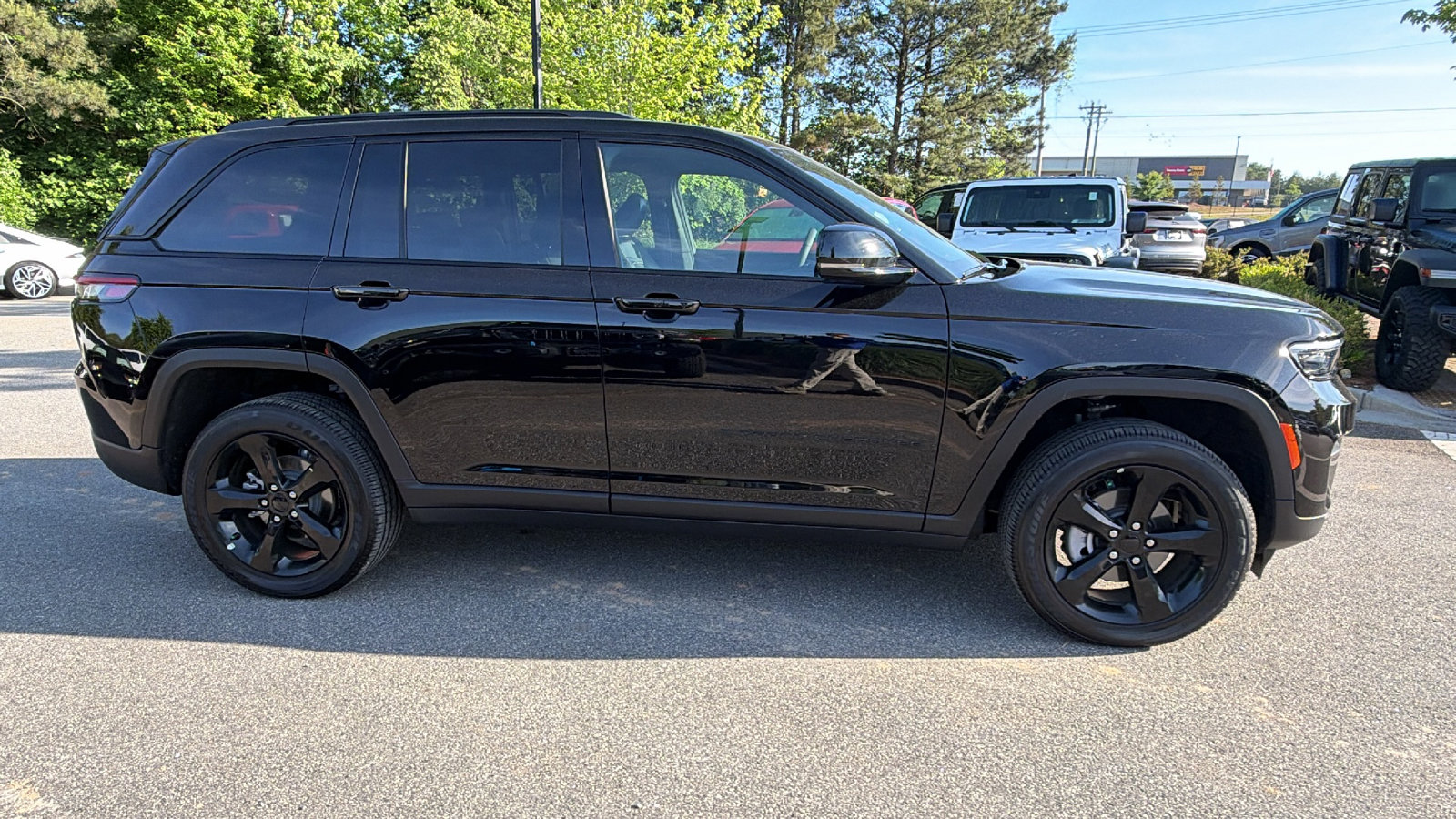 Used 2025 Jeep Grand Cherokee Altitude AWD/4WD image 7