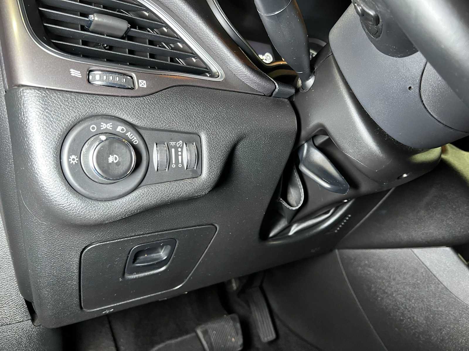 Used 2019 Jeep Cherokee Latitude Plus FWD image 25