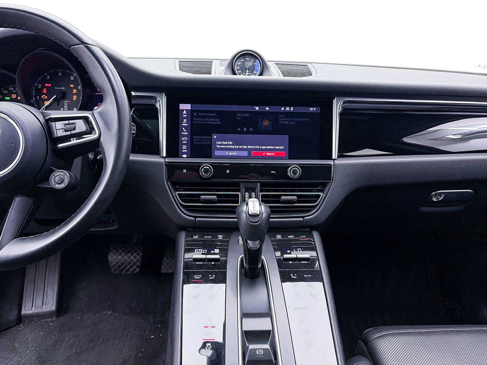 Used 2023 Porsche Macan Turbo image 8