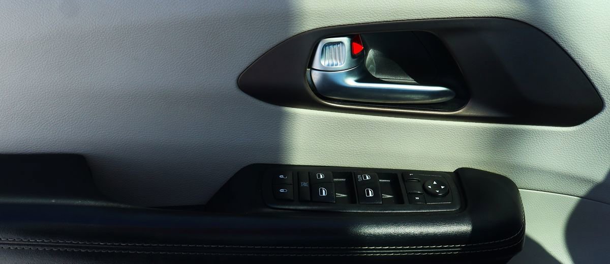 Used 2020 Chrysler Voyager L FWD image 40