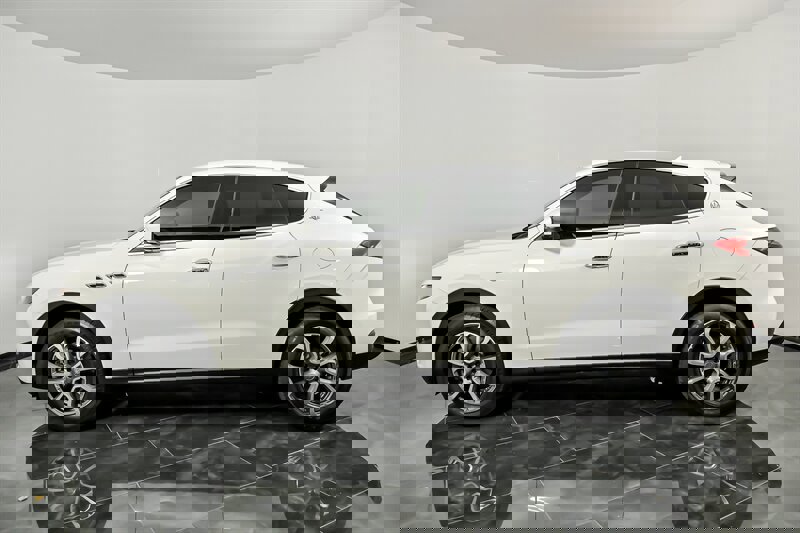 Used 2018 Maserati Levante image 7