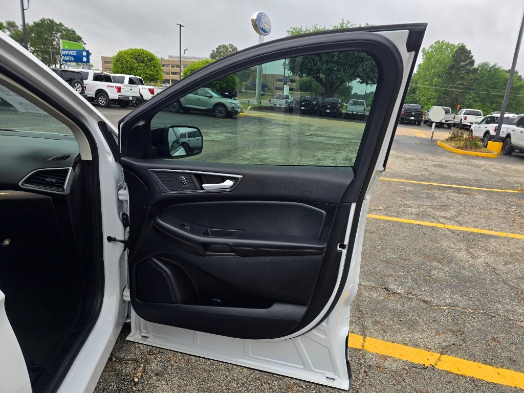 Used 2024 Ford Edge SE w/ Black Appearance Package image 16