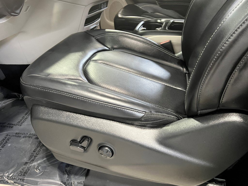 Used 2023 Chrysler Pacifica Touring-L image 26