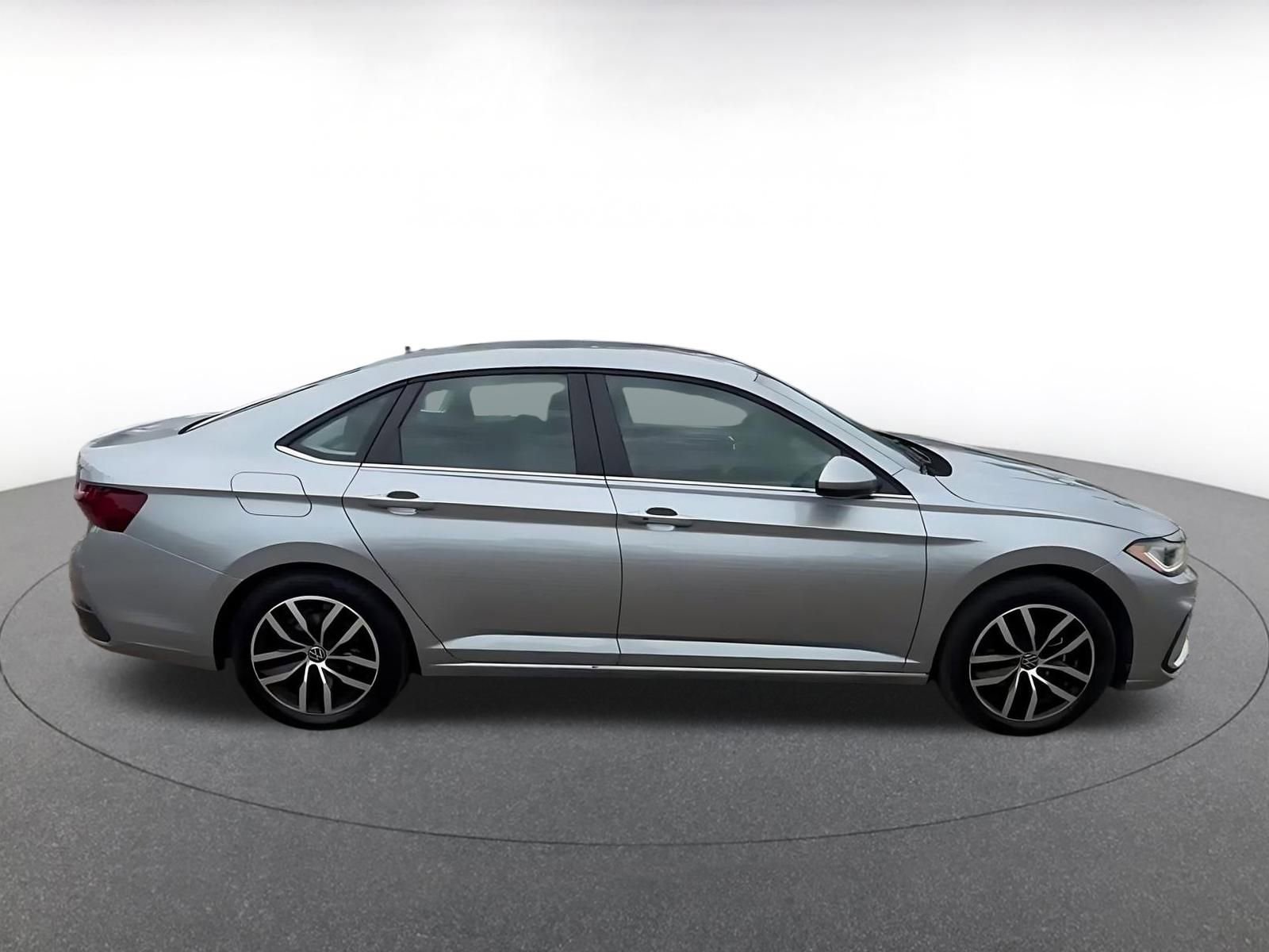 Used 2025 Volkswagen Jetta SE image 16