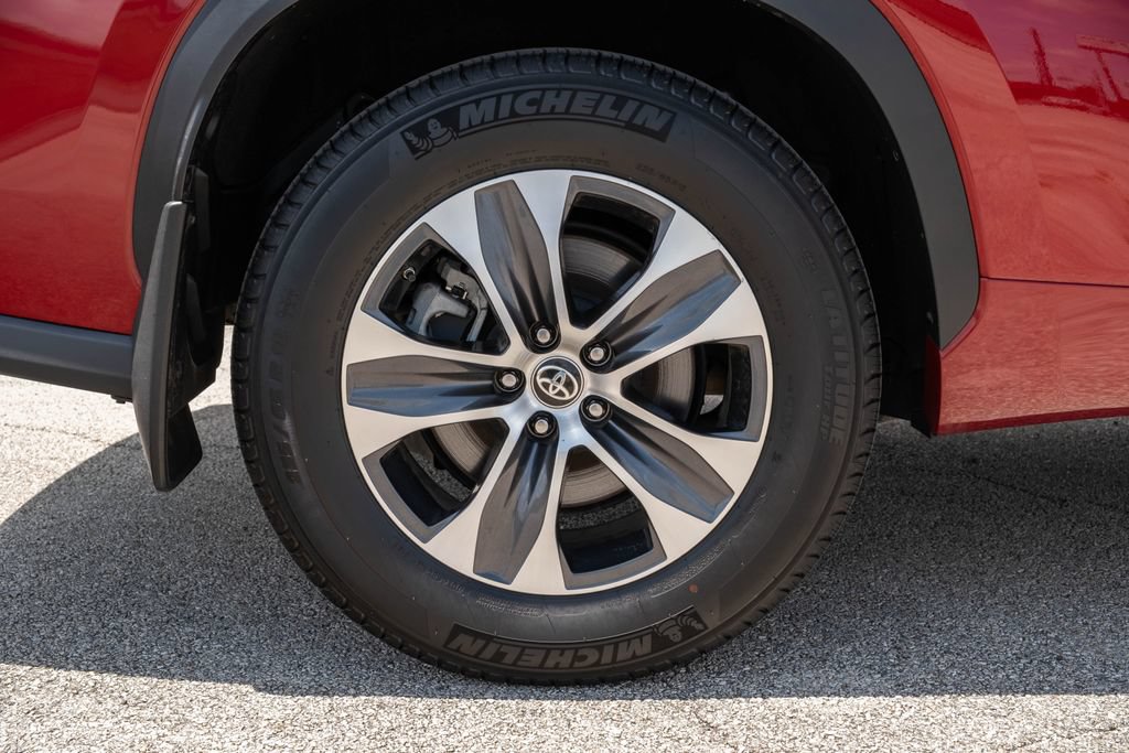 Used 2023 Toyota Highlander XLE FWD image 10