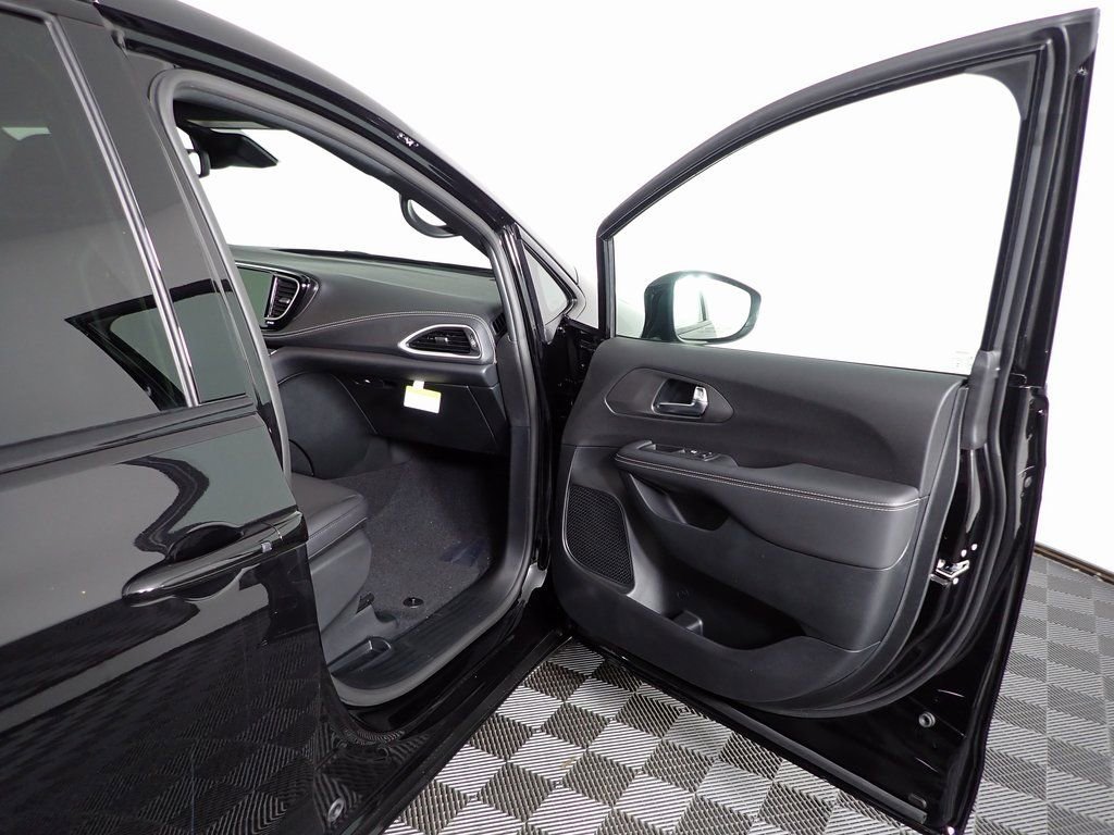 New 2026 Chrysler Pacifica Select w/ S Appearance Package image 28