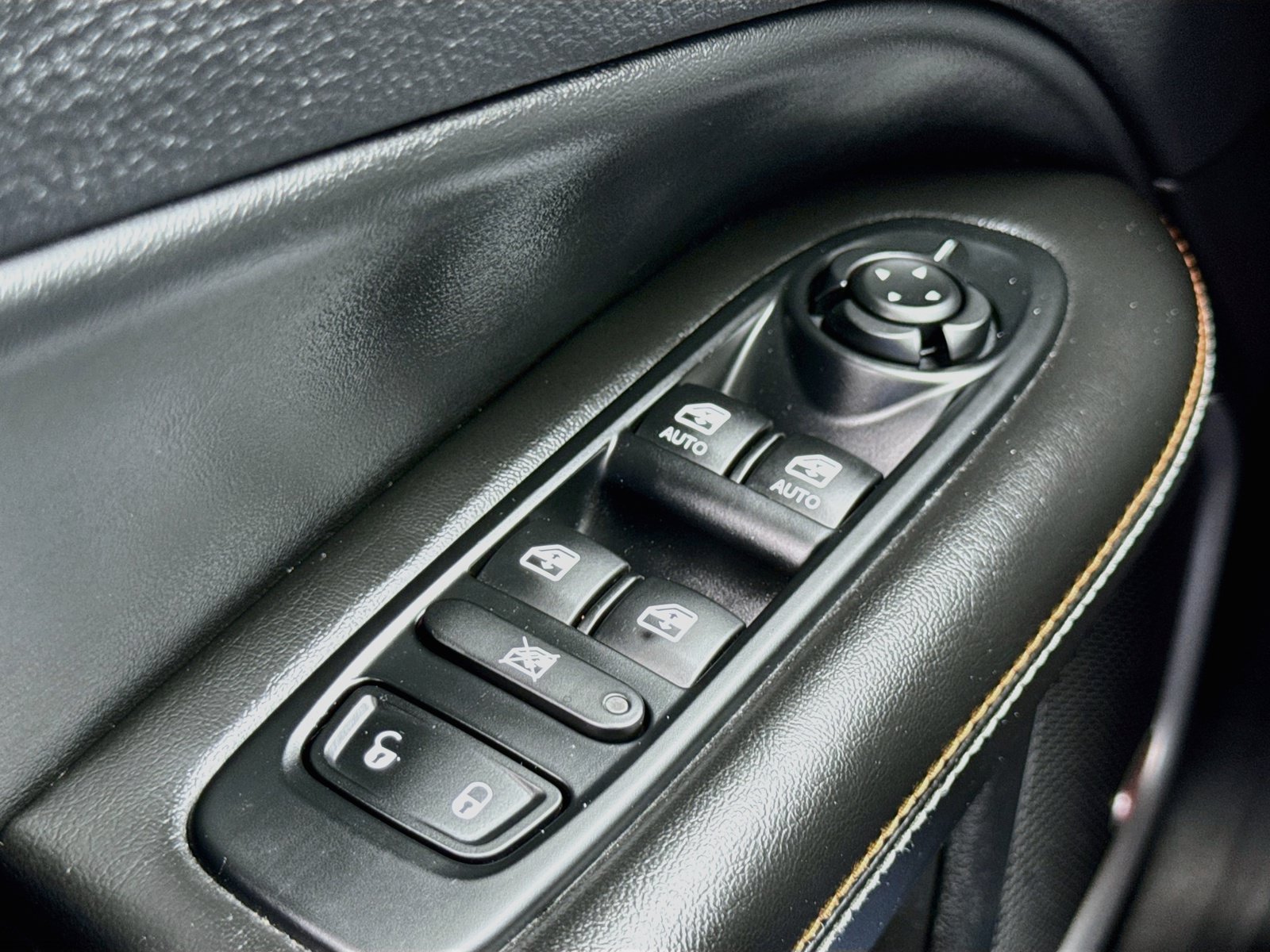 Used 2018 Jeep Compass Latitude w/ Safe & Security Group FWD image 9