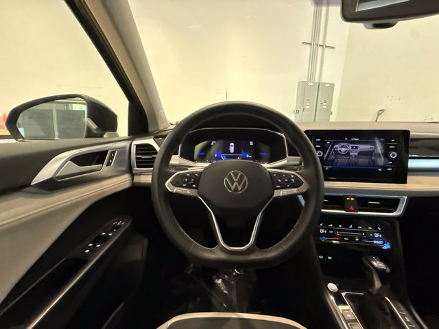Used 2025 Volkswagen Taos SE FWD image 11