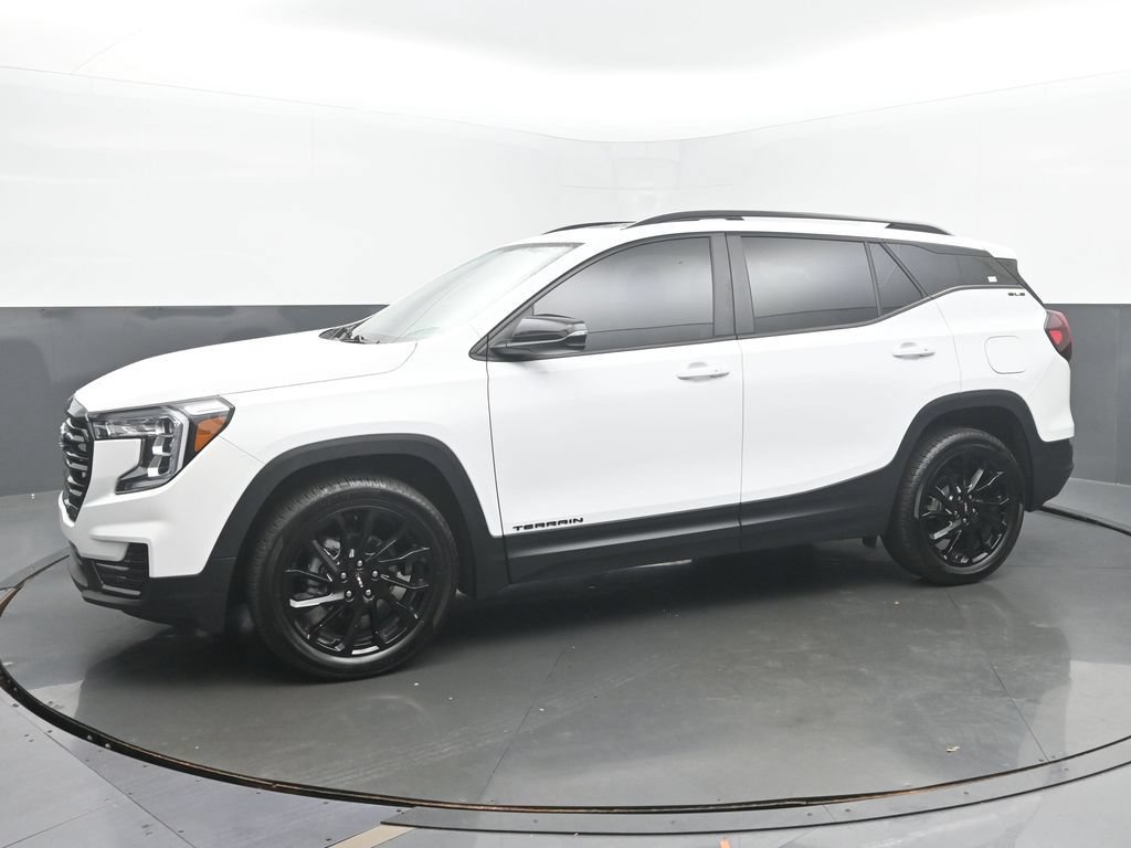 Used 2024 GMC Terrain SLE w/ Driver Convenience Package FWD image 2