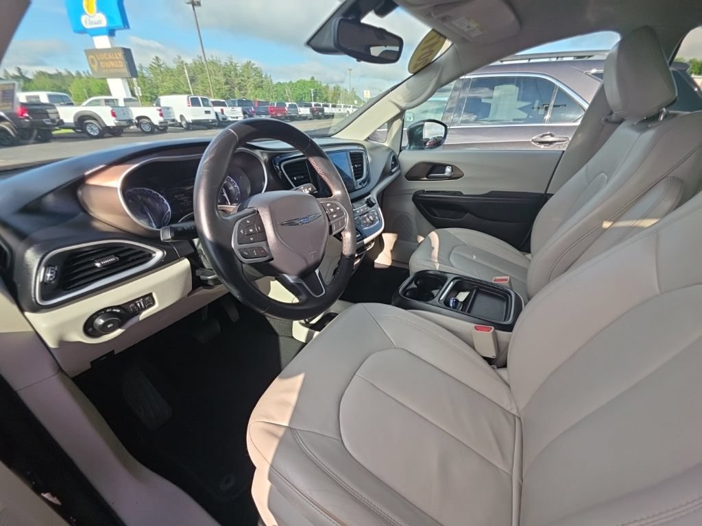 Used 2017 Chrysler Pacifica Touring-L FWD image 22